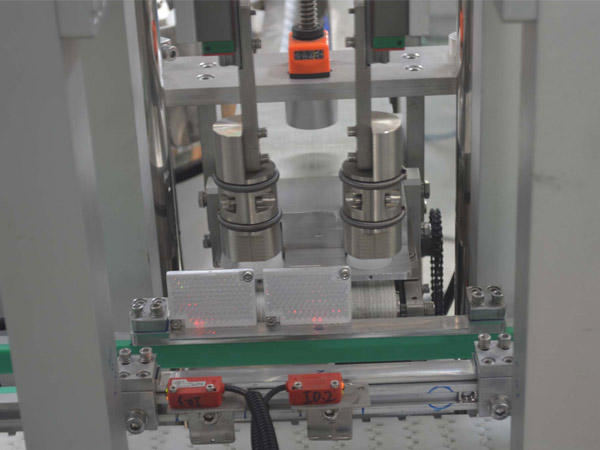 草莓视频在线免费观看智能活塞灌（guàn）裝機和旋蓋機助力妮維雅提升生產效率